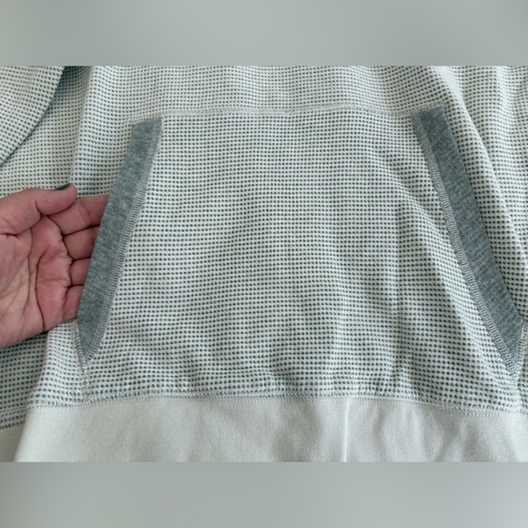 Men’s Light Gray/Cream Lightweight Sweater - Picture 3 of 10